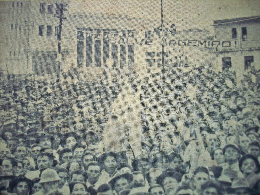 O multidao na Praca da bandeira de Campina Grande no dia 9 de julho de 1950, quando Luiz Gonzaga cantou o baião Paraíba do candidato a senador José Pereira Lira.
