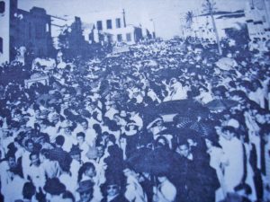 O multidao na Praca da bandeira de Campina Grande no dia 9 de julho de 1950, quando Luiz Gonzaga cantou o baião Paraíba do candidato a senador José Pereira Lira.