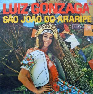 A filha adotiva de Luiz Gonzaga, Rosinha, posa de roupa junina no disco São João do Araripe, de 1968.