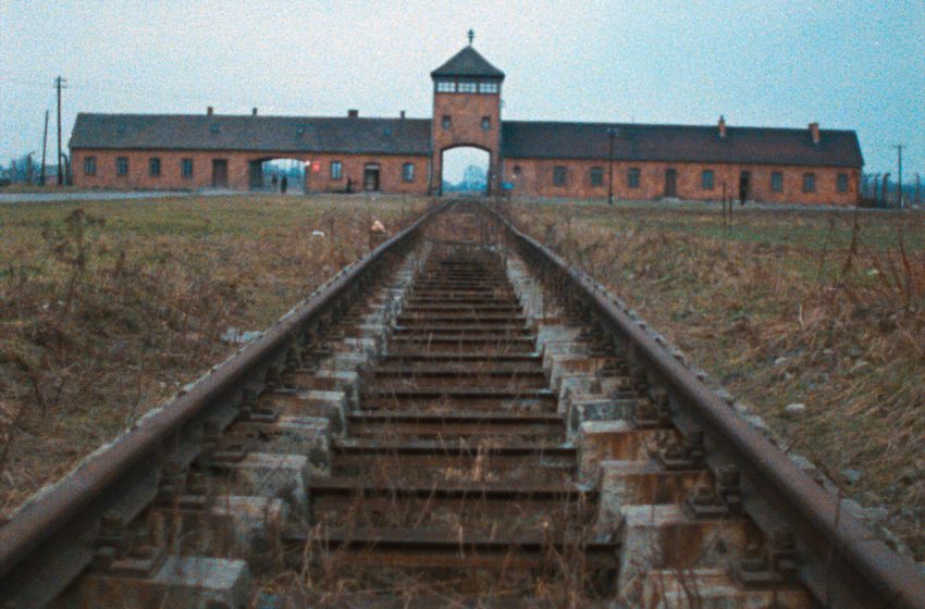 Frame de “Shoah” mostra o campo de concentração e extermínio de Auschwitz, um dos maiores símbolos do Holocausto. (Foto: © Les Films Aleph)