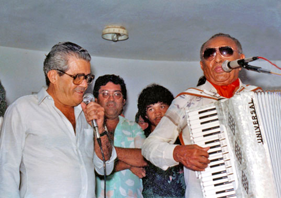 O compoositor cearense Zé Clementino, autor de Xote dos Cabeludos, O Jumento é Nosso Irmão e Capim Novo, ao lado de Luiz Gonzaga se apresentando em de Várzea Alegre, no Ceará.