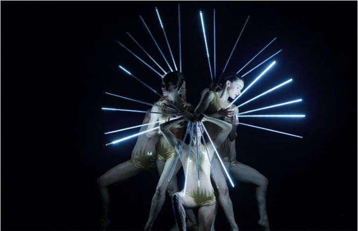 Mesclando técnicas circenses e luzes, a atmosfera surrealista atrelada ao corpo humano encanta os espectadores | Foto: Charles Paul Azzopardi