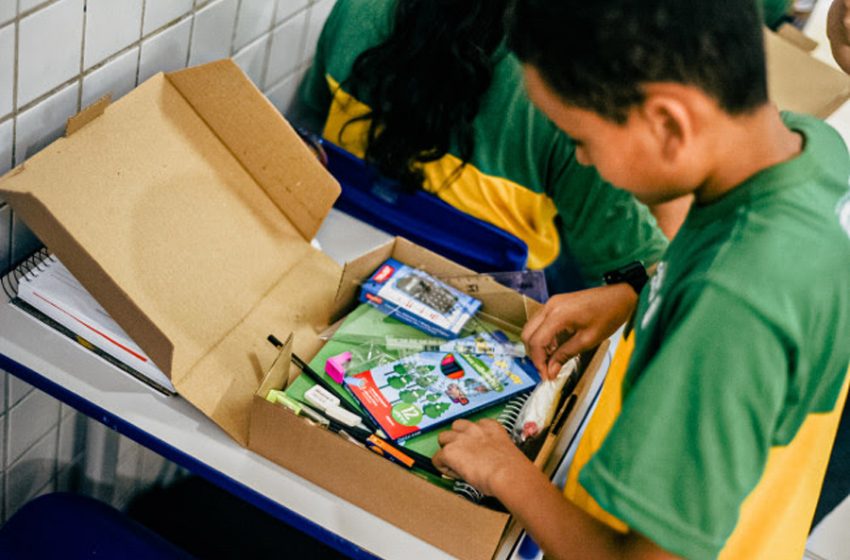 Seduc inicia entrega de kits escolares para escolas do Ensino Fundamental