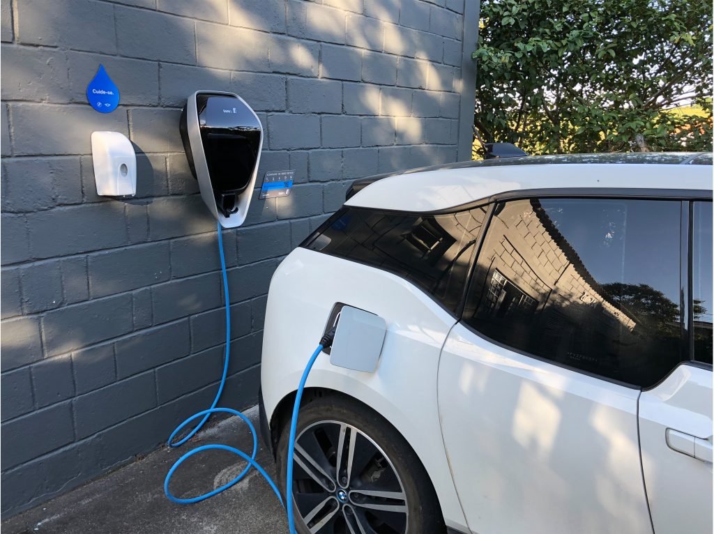 Para a BMW, o mercado brasileiro caminha para uma massificação dos veículos elétricos. Carregador da BMW - Foto: BMW