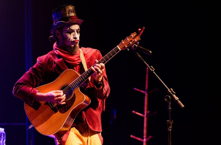  Fernando Anitelli celebra espetáculo O Teatro Mágico – Voz & Violão, no Teatro Severino Cabral