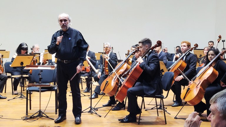 Regência do maestro Gustavo de Paco de Gea, e participação do violoncelista Fernando Trigueiro, como solista.
