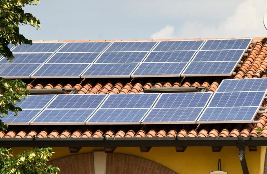 De acordo com a Fox ESS, sistema fotovoltaica reduz em até 90% dos gastos mensais com energia elétrica