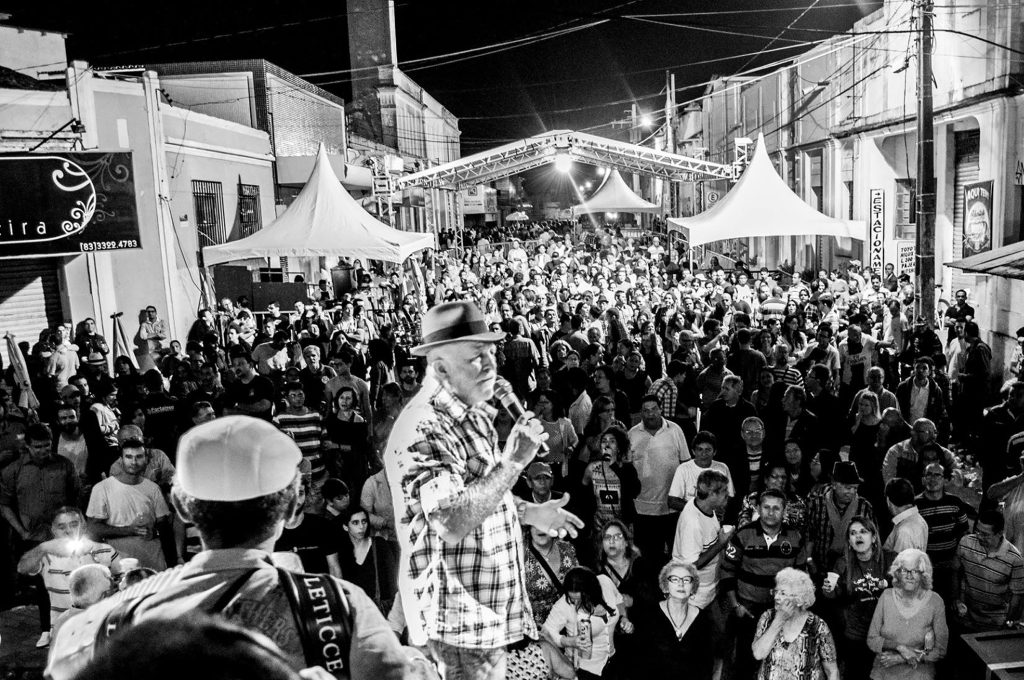 Biliu de Campina se apresentando nas Boninas, centro histórico de Campina Grande. Foto: Sérgio Melo