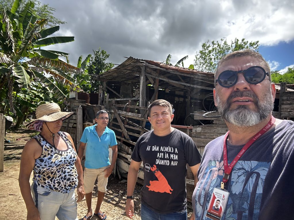 Walter Alves de Vasconcelos em visita a comunidade na Caatinga paraibana. Foto: Projeto Cumaru