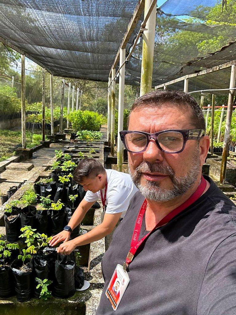 Walter e Helimarcos, coordenadores do projeto cumaru, observam as mudas se recuperando do estresse climático no viveiro do Jardim Botânico da UEPB. Foto: Projeto Cumaru