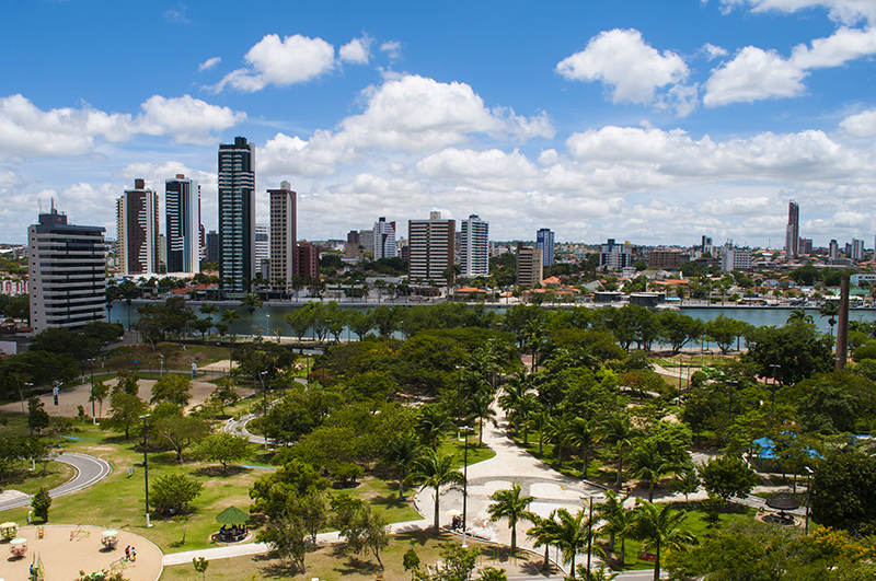 Em Campina Grande, o Parque da Criança e o Açude Velho compõem uma bela paisagem que encanta moradores e visitantes. No entanto, as águas do açude enfrentam um sério problema de poluição e despejo de esgoto sanitário, comprometendo a saúde ambiental e a qualidade de vida local. Foto: Sérgio Melo