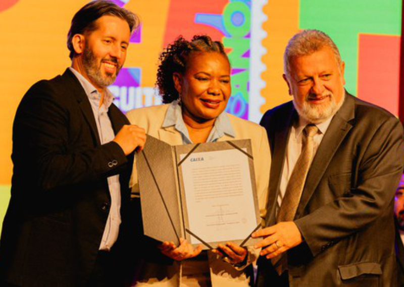 Da esquerda para a direita: presidente do Iphan, Leandro Grass. Ministra da Cultura, Margareth Menezes. Presidente da Caixa, Carlos Vieira. Foto: MinC