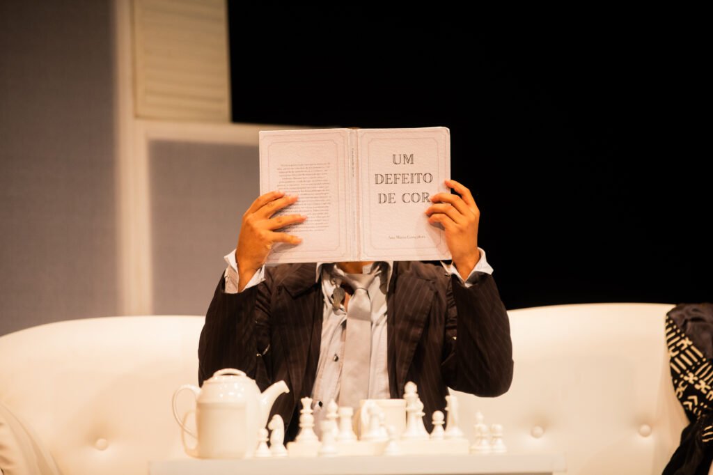 Espetáculo ‘Namíbia, Não!’ celebra quinze anos de reflexão sobre racismo e autoritarismo diante da deportação para repúblicas afrodiaspóricas